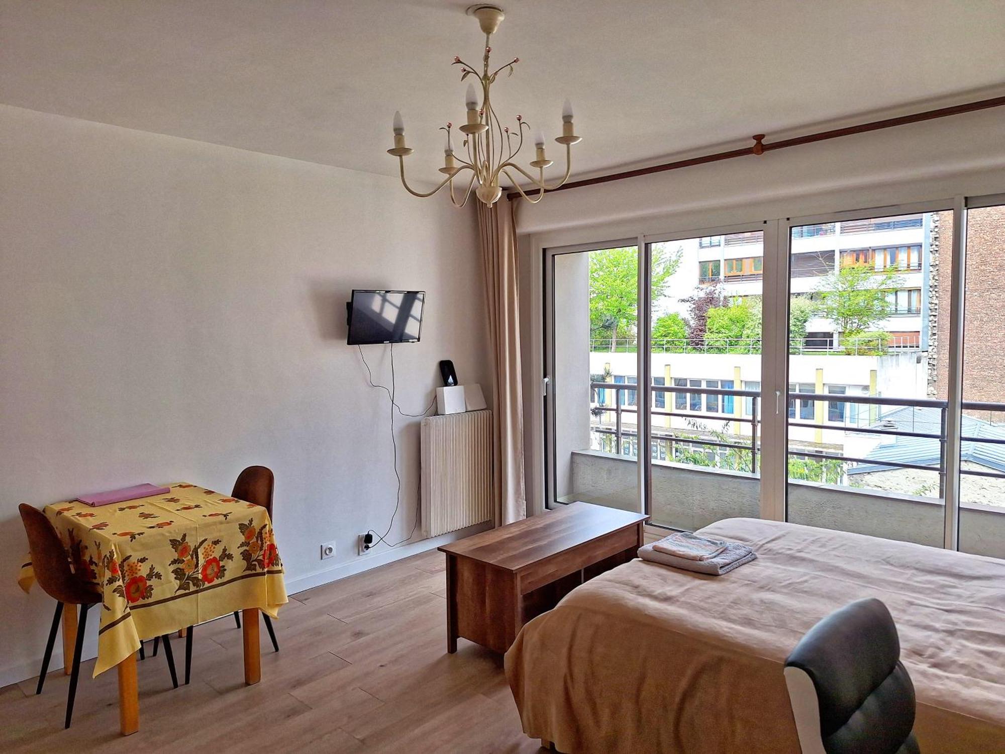 Appartement Chic Parisian Retreat Bright Spacious And Secure Parking